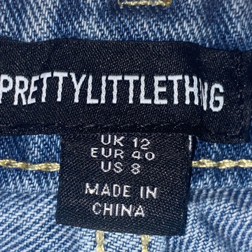 PrettyLittleThing Vintage Wash Ripped Denim Mom Shorts • Size 8